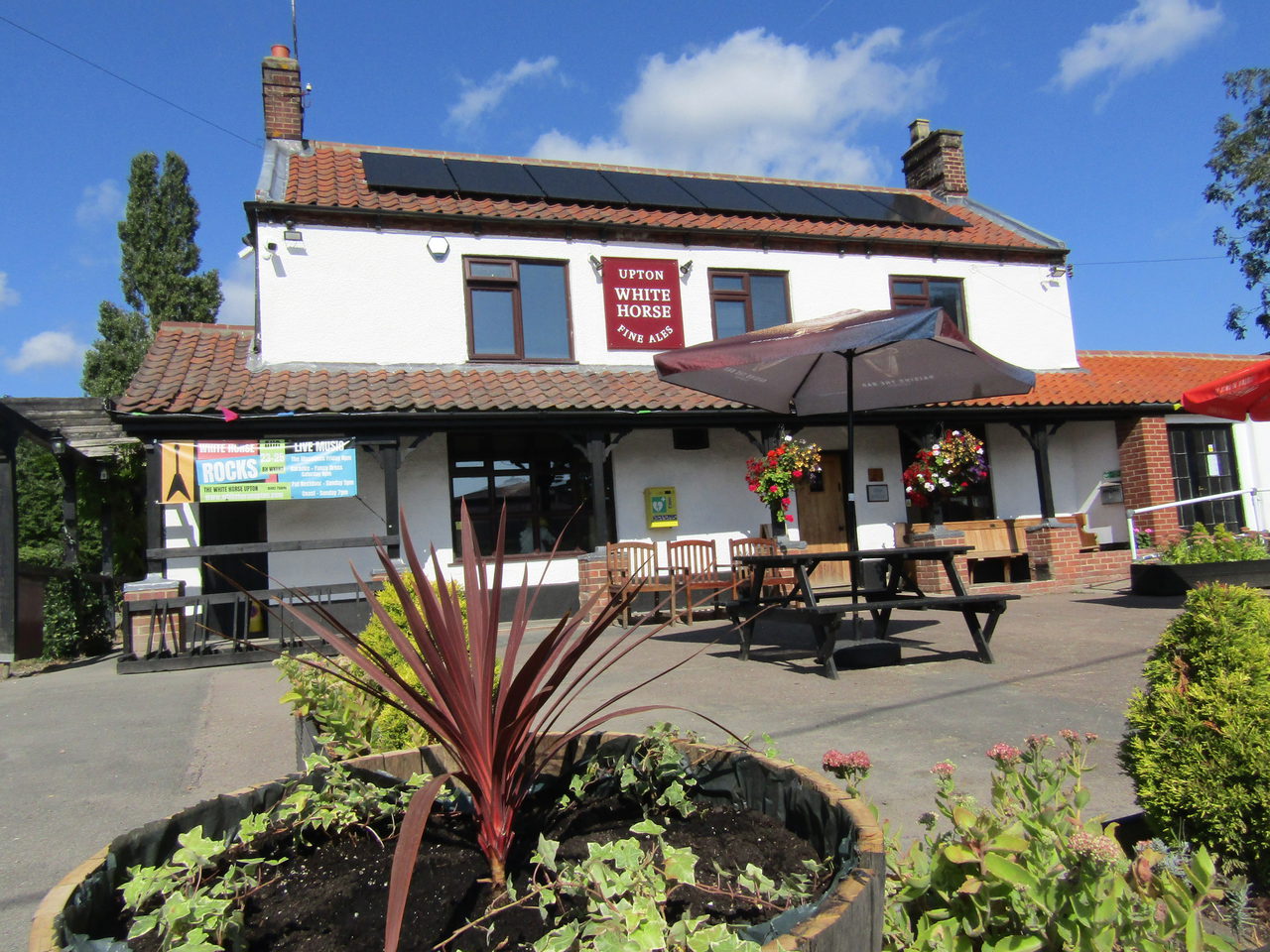 Upton White Horse Pub and Store